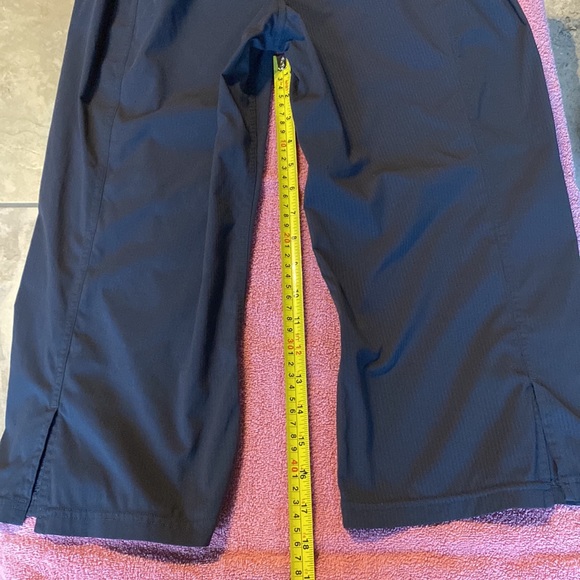 Vintage Lululemon Capris - Dark Grey With Tiny Stripe Size 8 - Picture 9 of 11